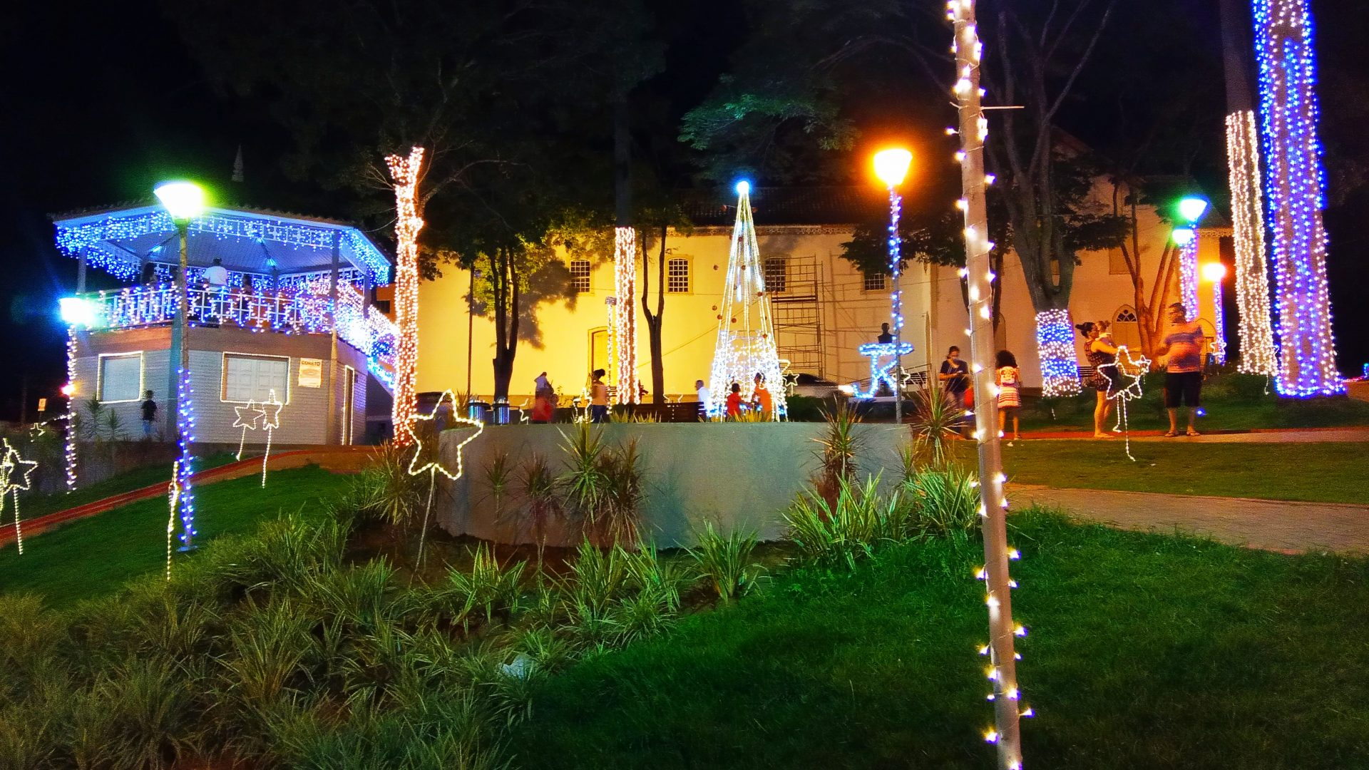 Natal Iluminado Ornamentação natalina das praças é destaque no centro