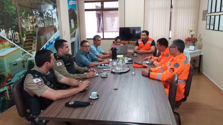 Defesa Civil Municipal, Corpo de Bombeiros e Polícia Militar se reúnem para discutir diretrizes e gestão integrada de atuação.