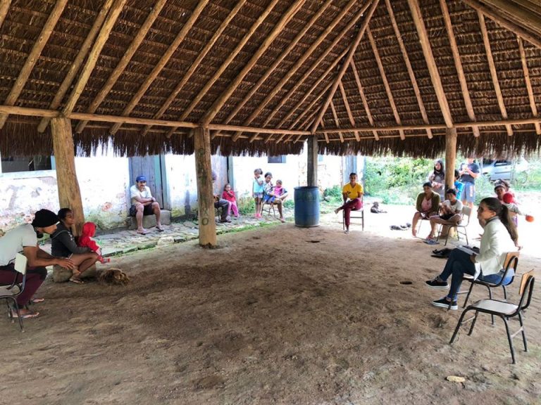 Secretaria de Saúde leva orientações sobre o COVID-19 à aldeia indígena.